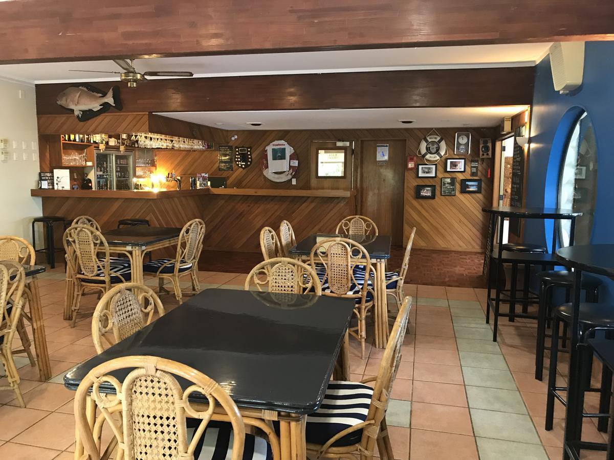 Tryphena Tipi And Bobs Waterfront Lodge מראה חיצוני תמונה