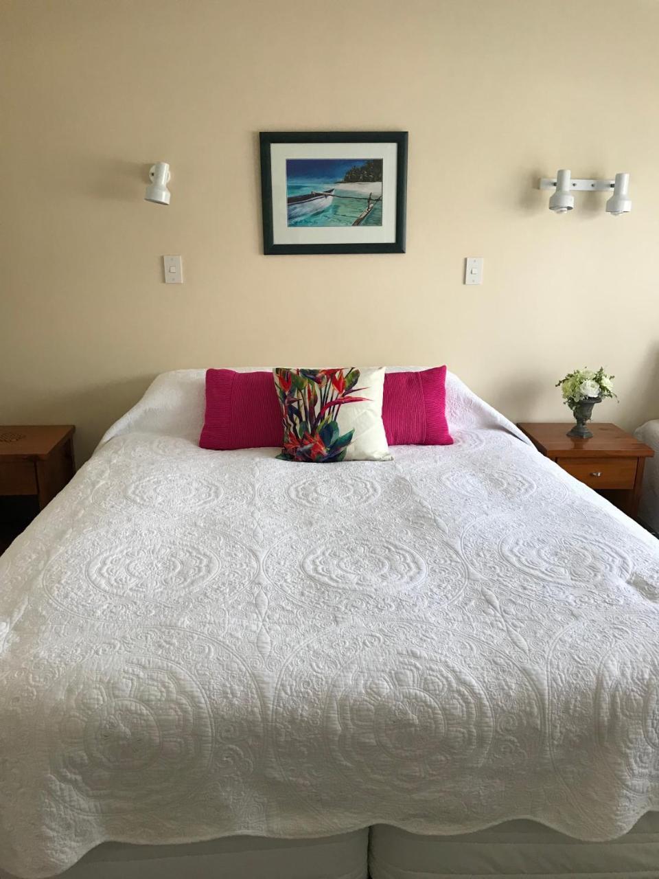 Tryphena Tipi And Bobs Waterfront Lodge מראה חיצוני תמונה